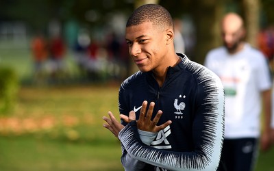 九体育精华-佩德里中场拦截后发动进攻